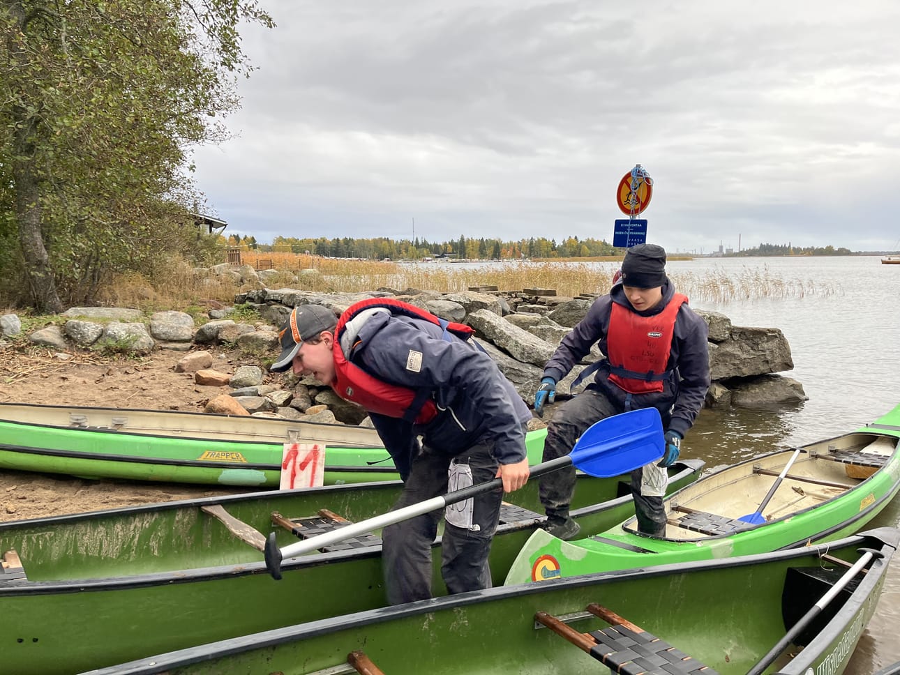 Leevi Laurinen ja Ville Lappalainen ovat hengästyneitä mutta tyytyväisiä päästessään melomaan ensimmäistä kertaa merellä.