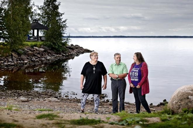 Kyläaktiivit Tarja Mäkiniemi, Paavo Sadeharju ja Maarit Ahola rannalla, jonka omistaa Karvalan nuorisoseura. KUVA: TOMI KOSONEN