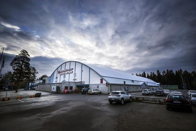 Kuparisaaren jäähallin saneerauksen on määrä alkaa lähiaikoina valmistelevilla töillä. KUVA: JARNO PELLINEN