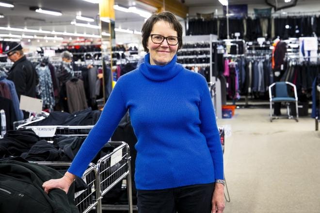 Ylistarolainen Leena Istolahti osti yllään olevan paidan 50 vuotta sitten Halpa-Aitasta.