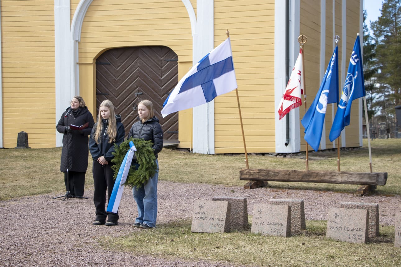 Maanantaina 27. huhtikuuta vietettiin kansallista veteraanipäivää muistoksi sotien päättymisestä ja rauhan alkamisesta. Limingan sankarihautausmaalla seppeleenlaskijoina ja kunniavartiossa olivat lukion oppilaat. Kuvassa puhetta pitämässä vs. seurakuntapastori Minna Lainimo. Seppelettä pitelevät Janna Hatula ja Aino Karsikas.