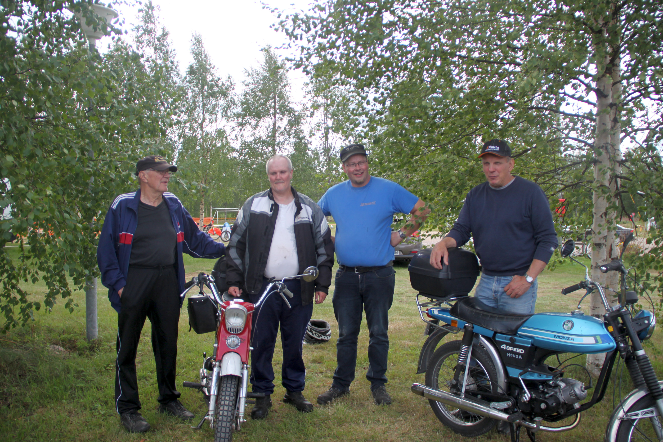Pekka Pulkkinen, Olavi Toppinen, Anssi Lindahl ja Kari Lipponen ovat innokkaita pappamopoilijoita, joille Livon moporalli on perinne.