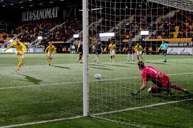 SJK-vahti Jesse Öst ei onnistunut torjumaan KuPSin Tim Väyrysen rankkaria. Kuva: Heikki Hakanen