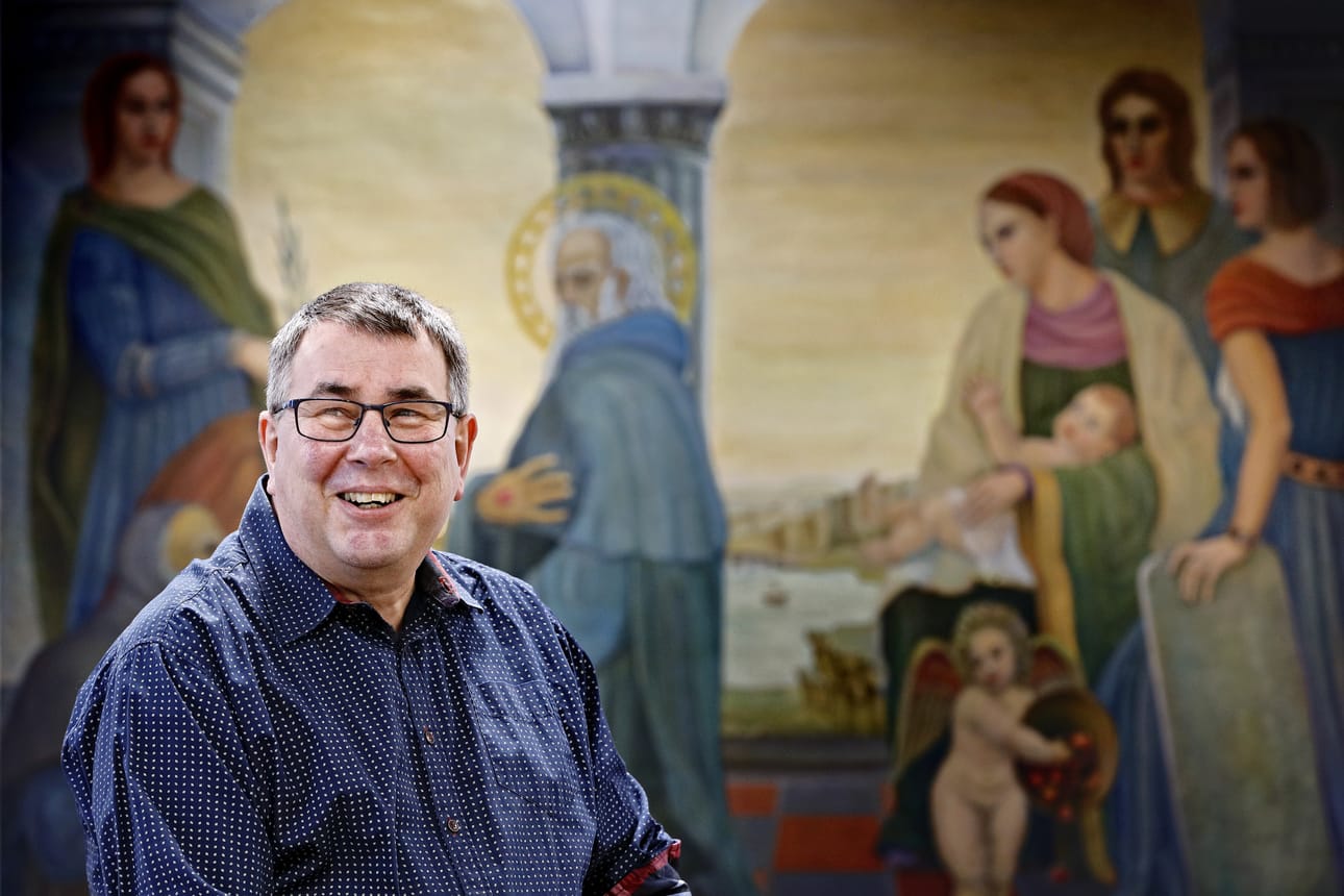 Toimitusjohtaja Tuomo Aaltonen aloitti taiteilija Arvid Bromsin taiteen keräämisen pari vuotta sitten. Nyt hän ja lääkäri Timo Korkiamäki yhdistävät Broms-kokoelmansa yhteisessä näyttelyssä. Taustalla teos Pyhimysten temppeli vuodelta 1941.