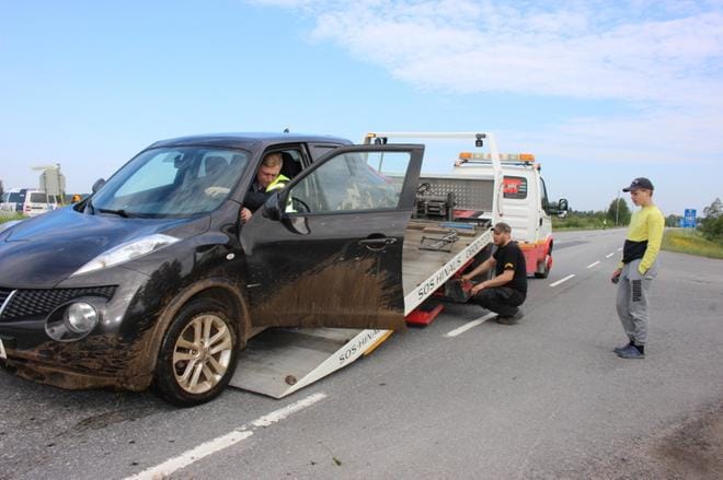 Kolariautoista toista raahattiin hinausautoon. KUVA: TAUNO RIIHILUOMA