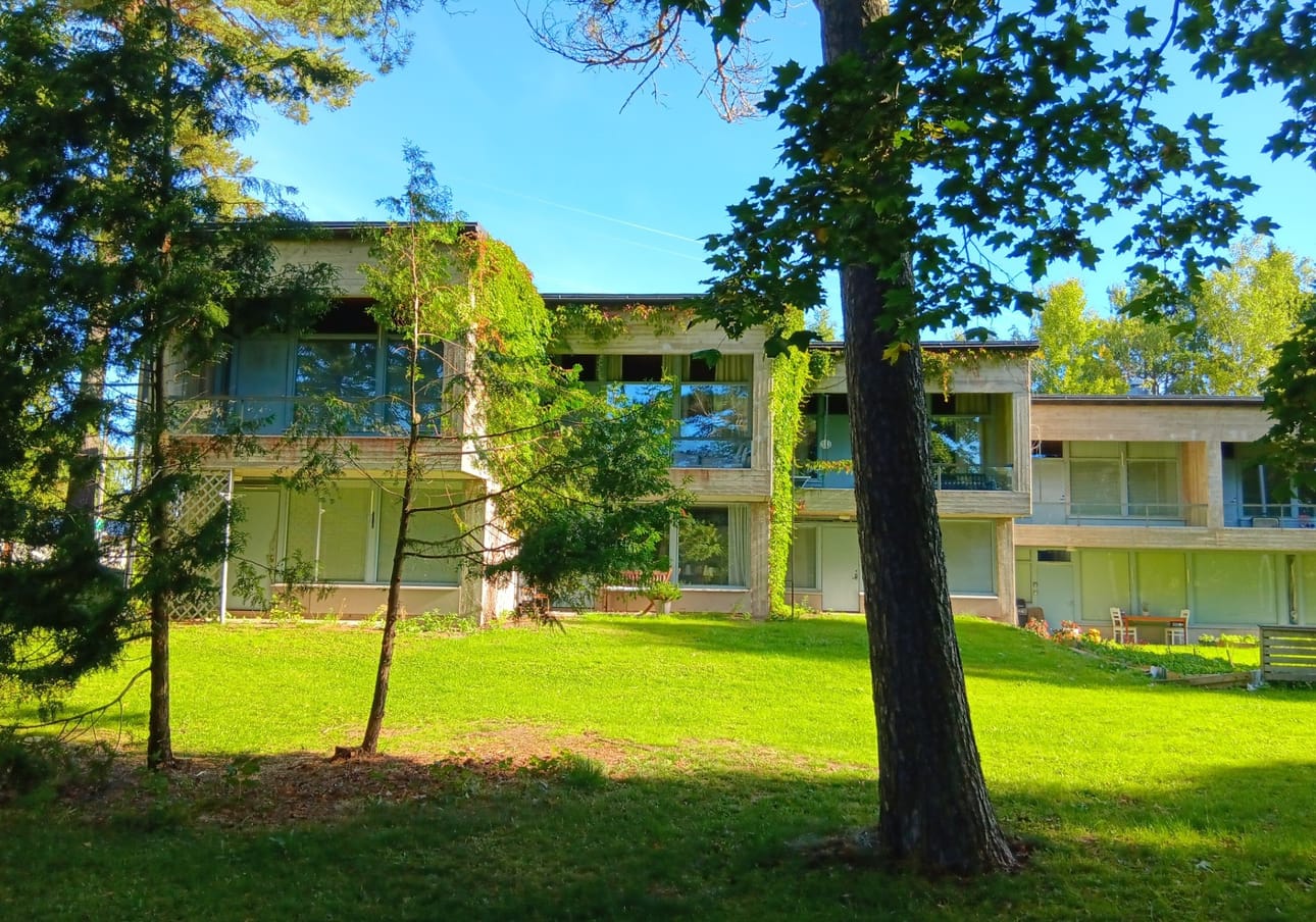 Huutoniemen kirkon takana on samaan aikaan kirkon kanssa valmistuneita rivitaloasuntoja.