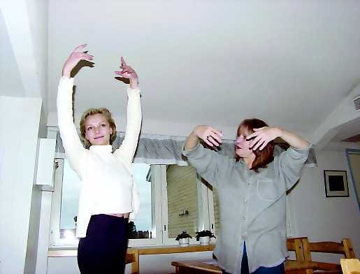Taiteellisuutta Pietarista . Vazira Ganibalova (oik.) hioi majoituspaikkansa tiloissa tanssikuvioita ballerina Natalia Isakovan kanssa pian Kuusamoon tulon jälkeen.