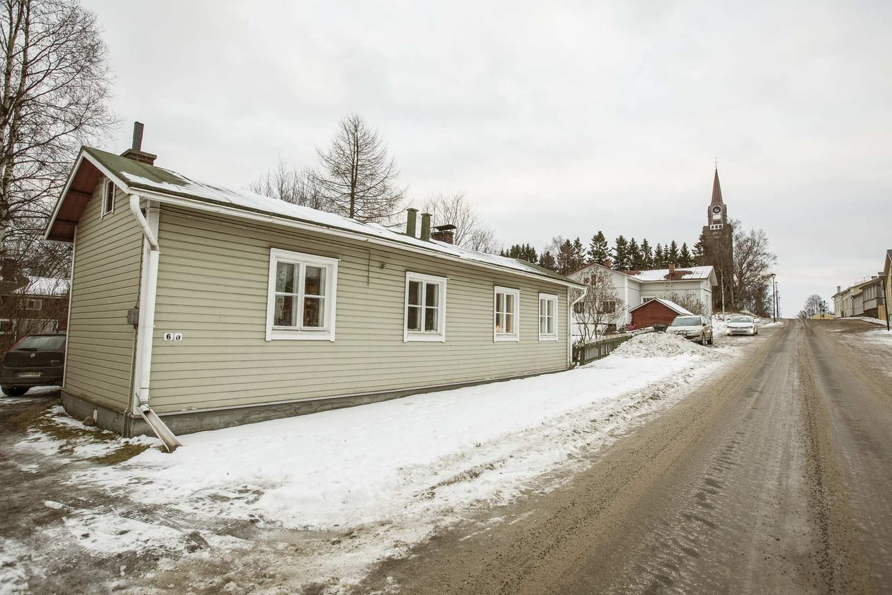Kirkkokatu 6 A:n vaiheisiin kuuluu oheinen tarina. Keskiviikon ikkunan koristelusta vastaa nykyinen asukas Riitta Mattila.