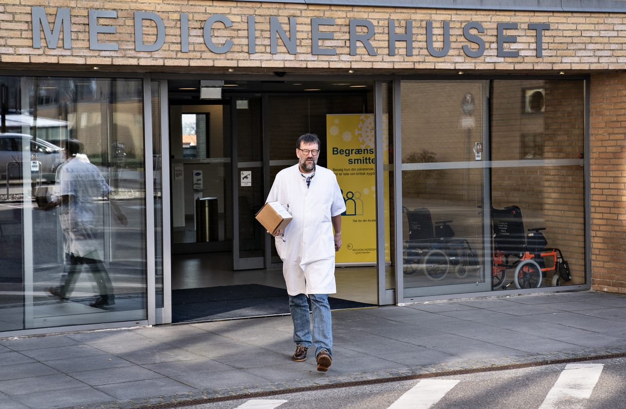 Remdesiviriä on testattu Euroopassa jo jonkin aikaa. Tanskassa ylilääkäri Henrik Nielsen nouti 27. maaliskuuta paketin lääkettä, jota testattiin koronapotilaisiin Aalborgin yliopistollisessa sairaalassa.