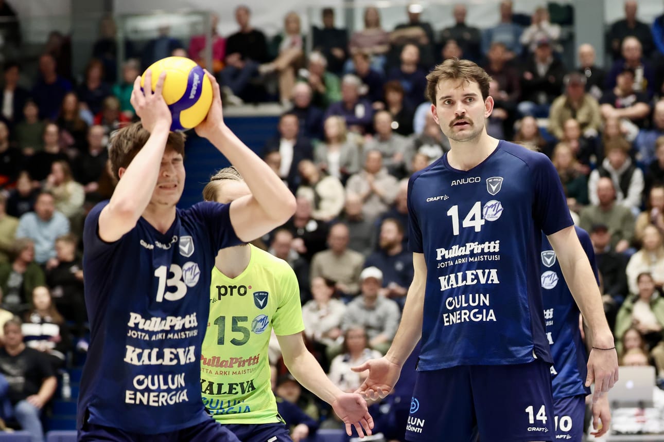 AC Oulu Volleyn Eeli Kuukasjärvi ja Matthew Gentry ovat ihmeissään: Hurrikaani on raju vastustaja.