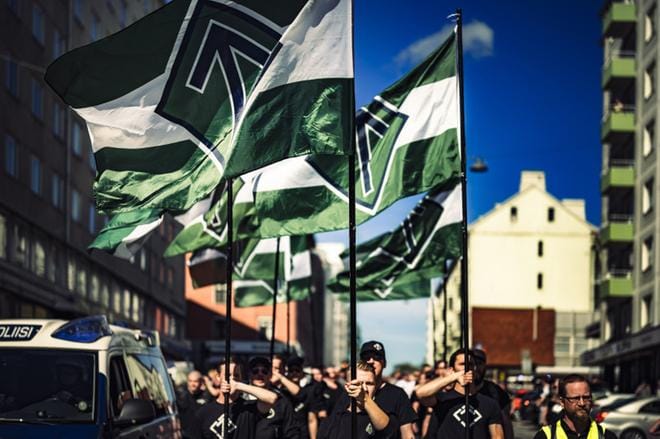Korkein oikeus määräsi torstaina uusnatsijärjestö Pohjoismaisen Vastarintaliikkeen (PVL) toimintakieltoon. Kuvassa PVL marssimassa Turussa terrori-iskun vuosipäivänä viime elokuussa. Kuva: Mikael Rydenfelt