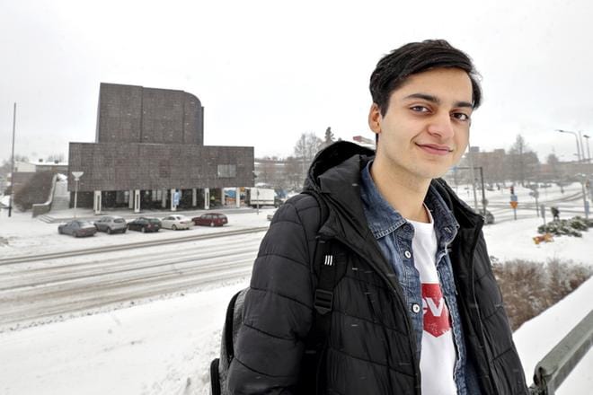 Seinäjoen nuorisovaltuuston puheenjohtaja Dariush Rahim vakuuttaa, että Seinäjoen kuntapäättäjät kuuntelevat nuorisovaltuutettuja. Ajatus politiikkaan ryhtymisestäkään ei ole nuorukaiselle vieras. KUVA: HEIKKI HAKANEN