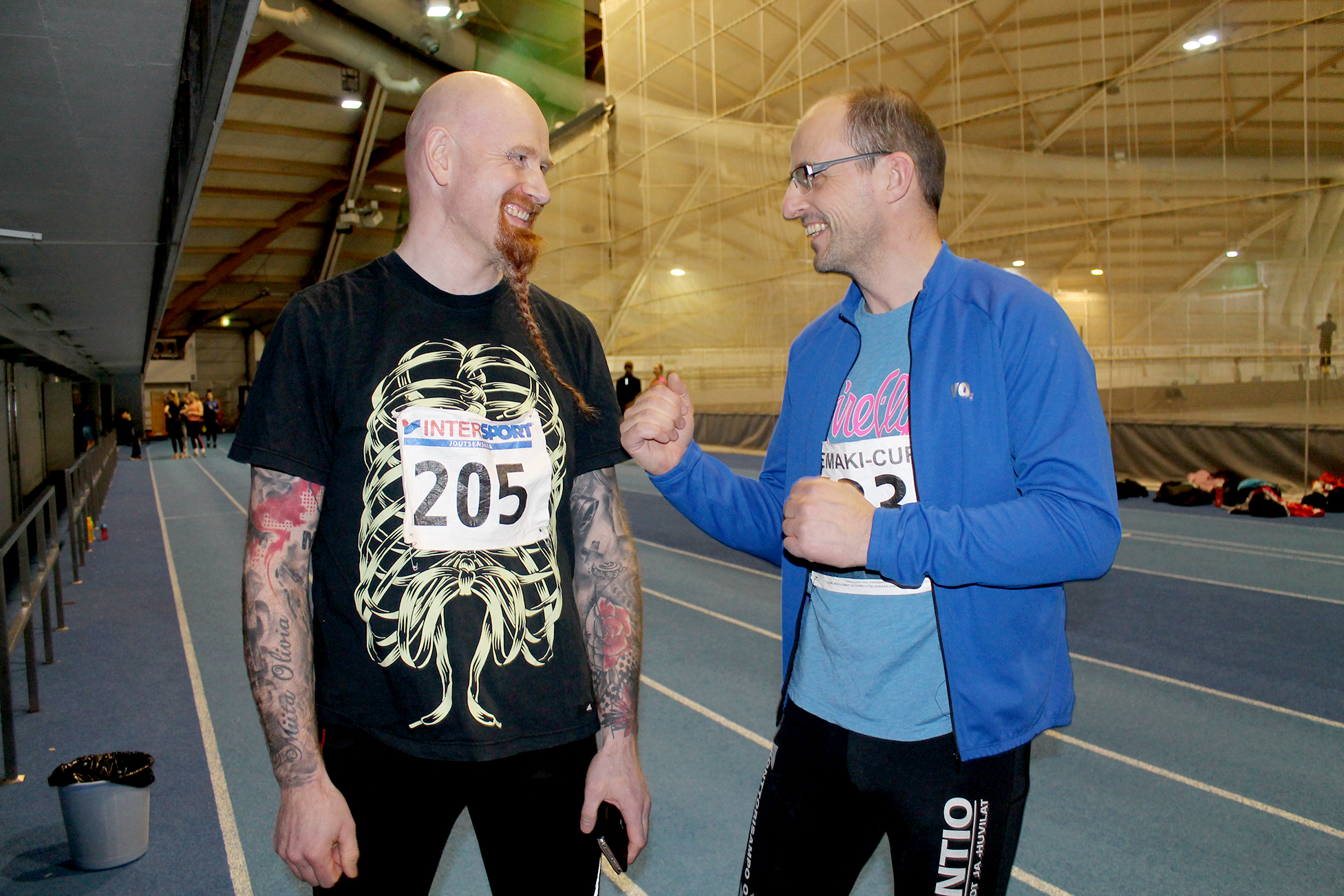 Jukka Perkkiö (vas.) ja Mikko Löf valmiina kaksintaisteluun Cooperissa, leikkimielellä tietenkin.