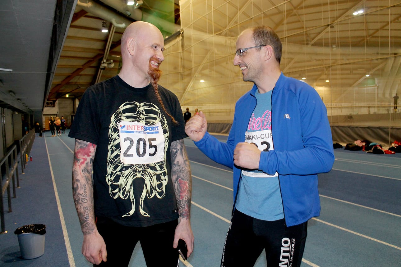 Jukka Perkkiö (vas.) ja Mikko Löf valmiina kaksintaisteluun Cooperissa, leikkimielellä tietenkin.