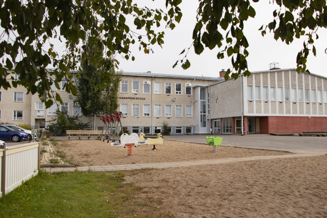 Pentti Haanpään koulun oppilailla on käynnissä mahdollisesti jo toinen viimeinen lukukausi vanhassa koulussa. Vuosi sitten muuttokaavailut suuntautuivat JEDUlle, nyt koulun oikeanpuoleiselle sivulle tuotavaan, väliaikaiseen moduulikouluun.