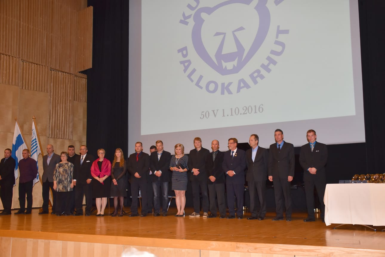 Jalkapalloväkeä palkittavana.