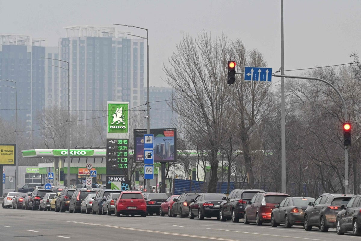 Autoilijoita jonotti bensa-asemalla Kiovassa torstaina. Lehtikuva/AFP