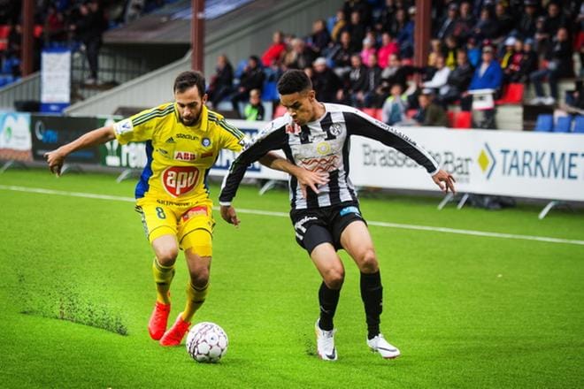 VPS:n Pyry Soiri on jättämässä Suomen liigakentät ja IFK Mariehamnin Diego Assisin taakseen. KUVA: TOMI KOSONEN