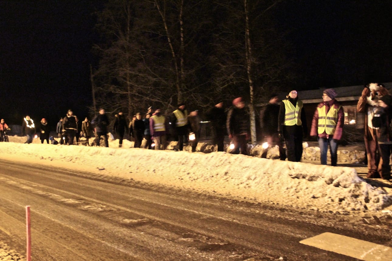 Relletintien risteyksestä lähteneillä kyläläisillä oli lyhtyjä mukanaan. Valokulkue oli upea näky pimeässä illassa.