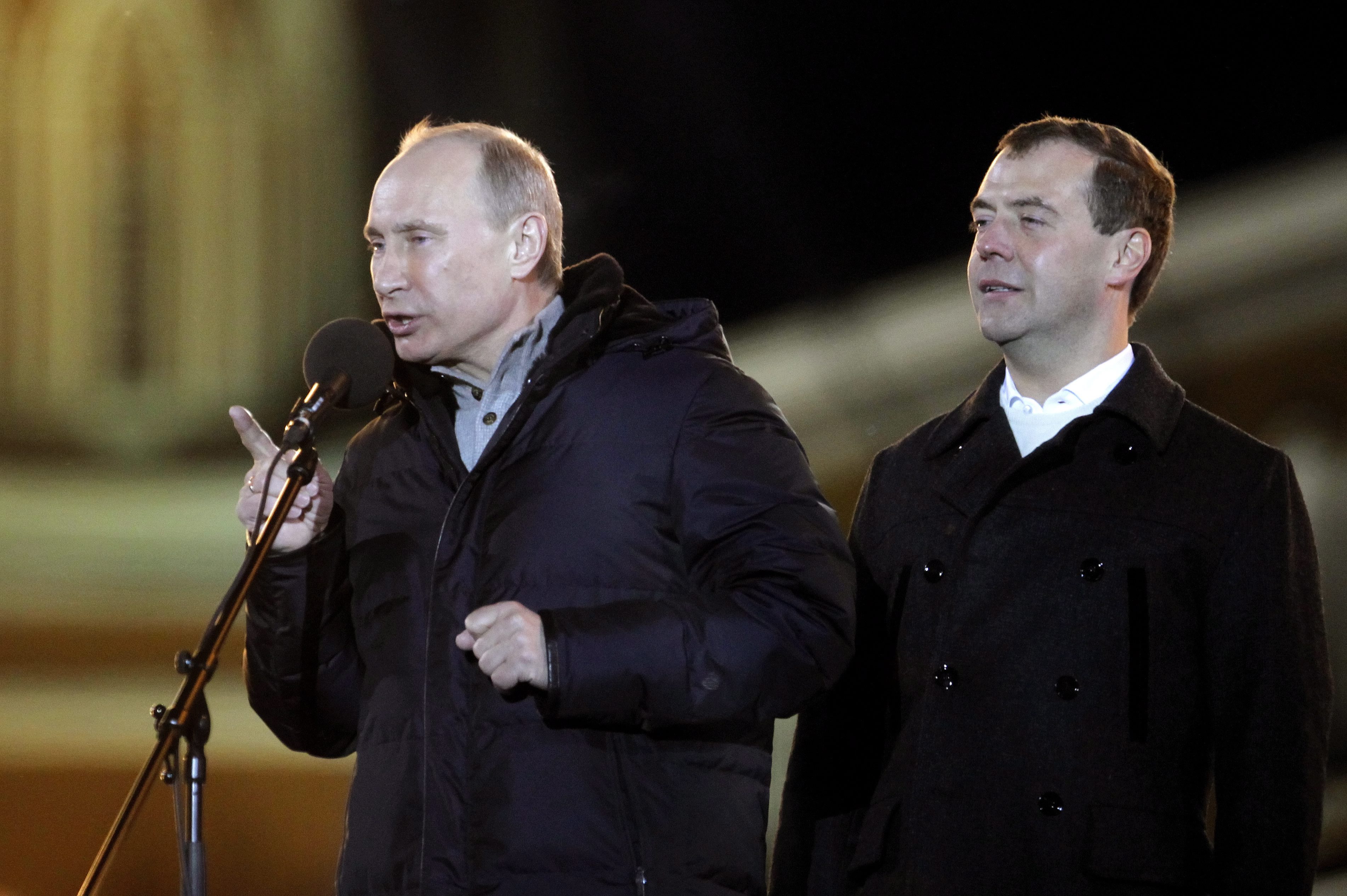 Vladimir Putin (vas.) piti puheen Kremlin lähettyvillä Moskovassa. Vieressä istuva presidentti Dmitri Medvedev.