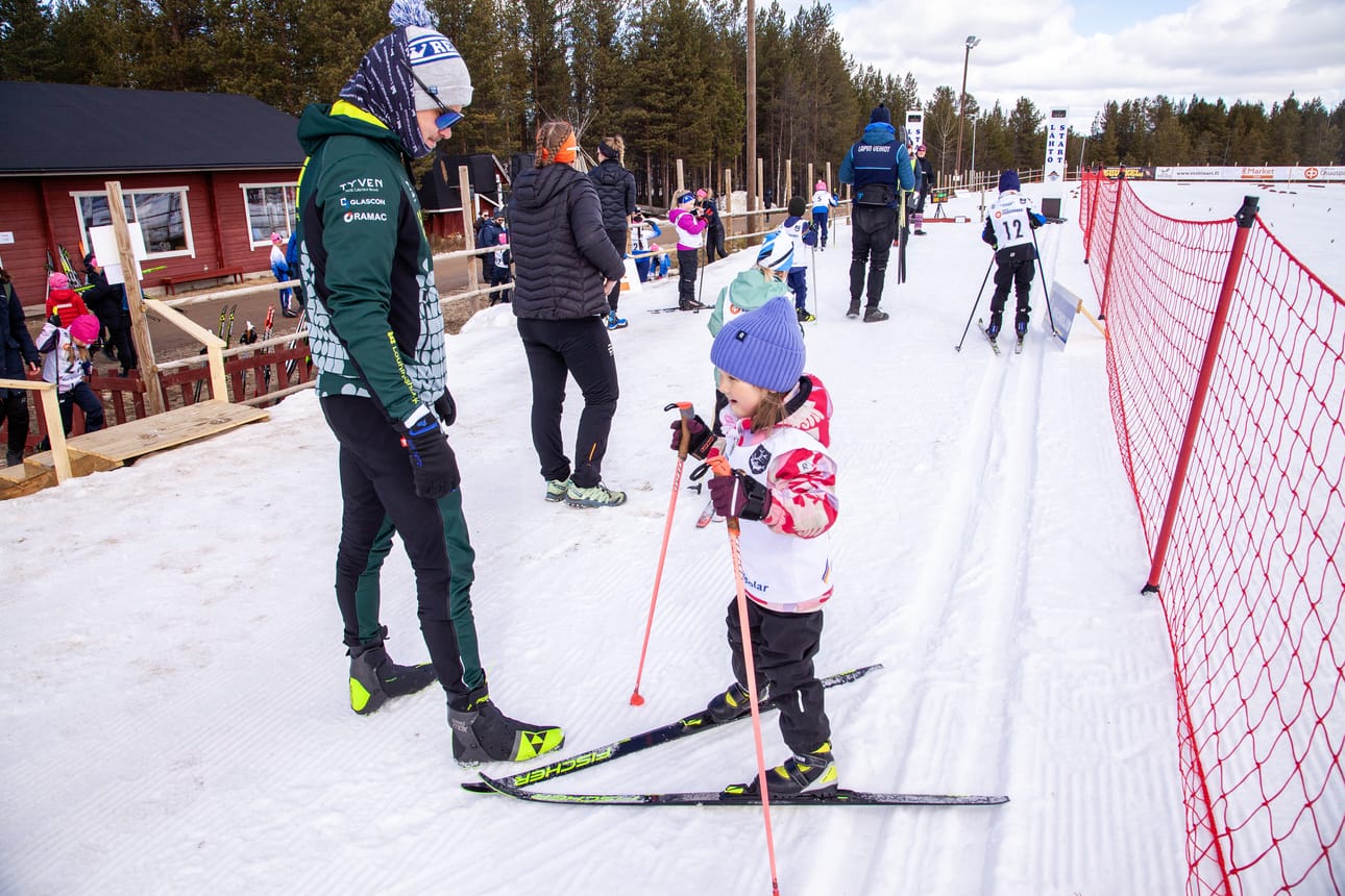 Ari Luusuan ensimmäisitä Kultapullohiihdoista on jo aikaa, mutta tytär Eini-Liisa Luusualle kauden päätöskisat olivat ensimmäiset.