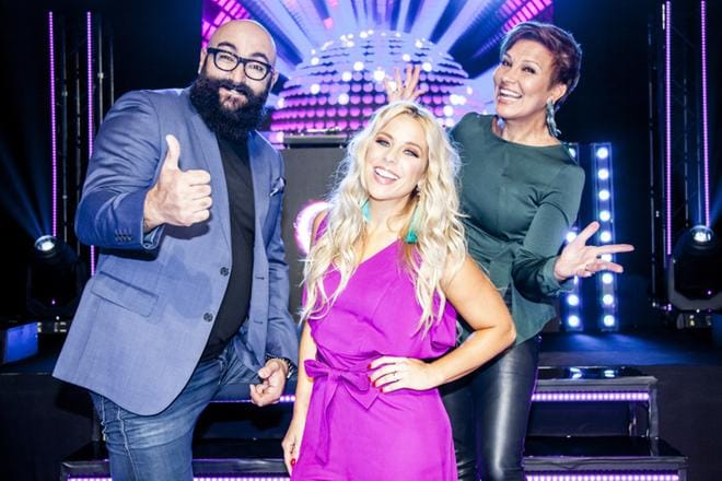 Hauskaa olla pitää. Tiimikapteenit Ali Jahangiri ja Arja Koriseva koettavat pitää tunnelman katossa TV5:n uudessa kilpailullisessa musiikkiviihdeohjelmassa. Keskellä säteilee juontaja Krista Siegfrieds. KUVA: Tuomas Marttila/TV5