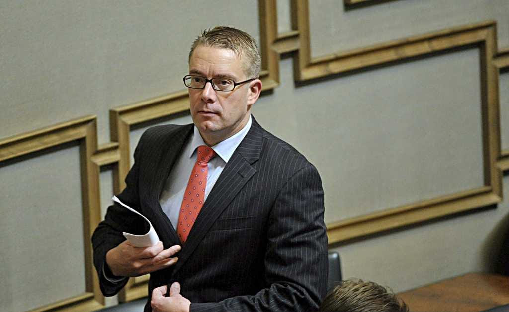Stefan Wallinin (r.) kiistää Helsingin Sanomien uutisen joukkojen supistamisesta.