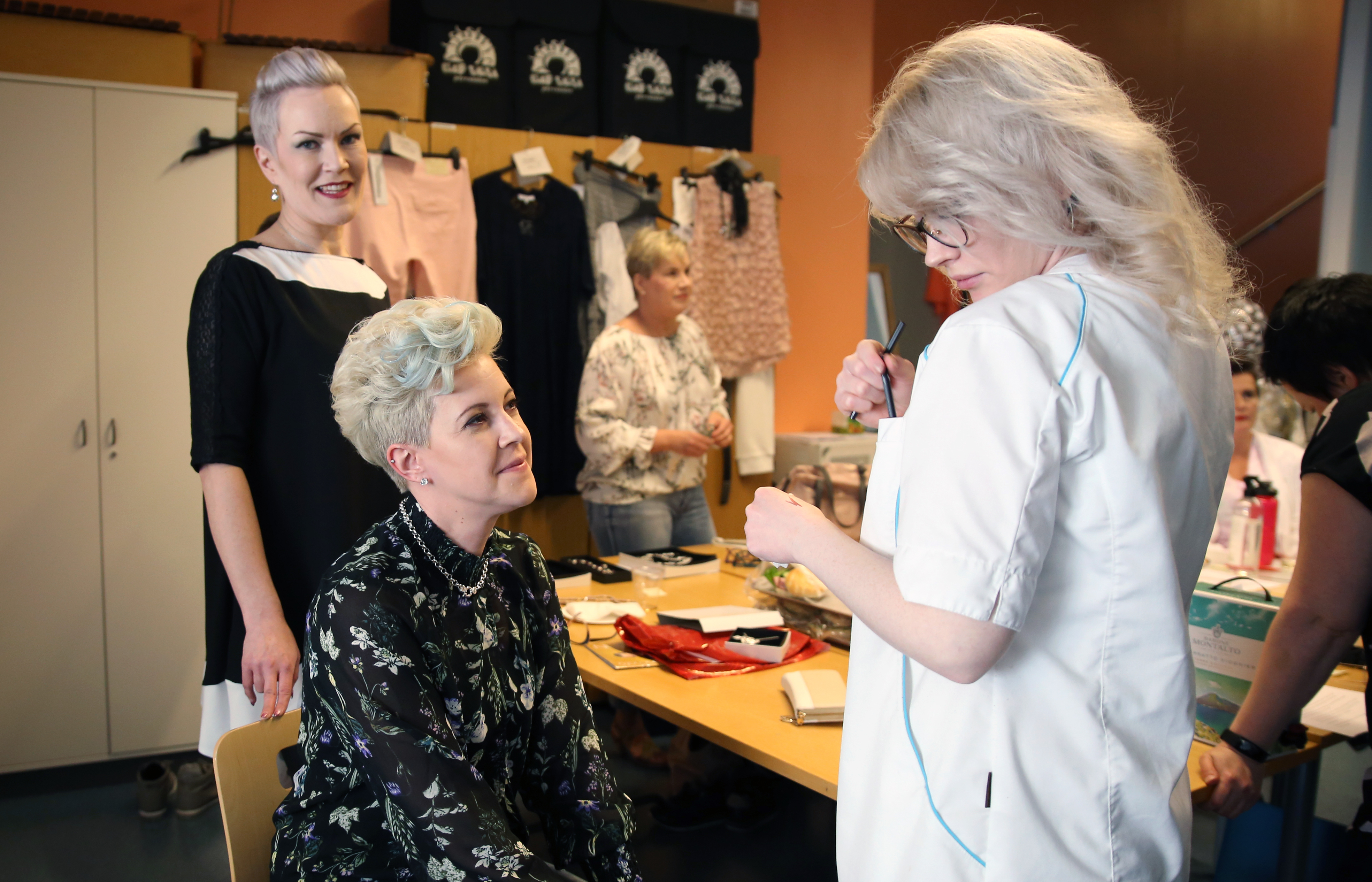 Muotinäytöksen mallit Johanna Rojola ja Hanna Kinnunen valmistautumassa catwalkille.