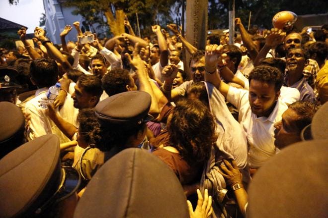 Yhdistyneen kansallispuolueen kannattajat juhlivat tiistaina Colombossa Sri Lankan korkeimman oikeuden päätöstä jäädyttää presidentin päätös parlamentin hajottamisesta. KUVA: M.A.PUSHPA KUMARA