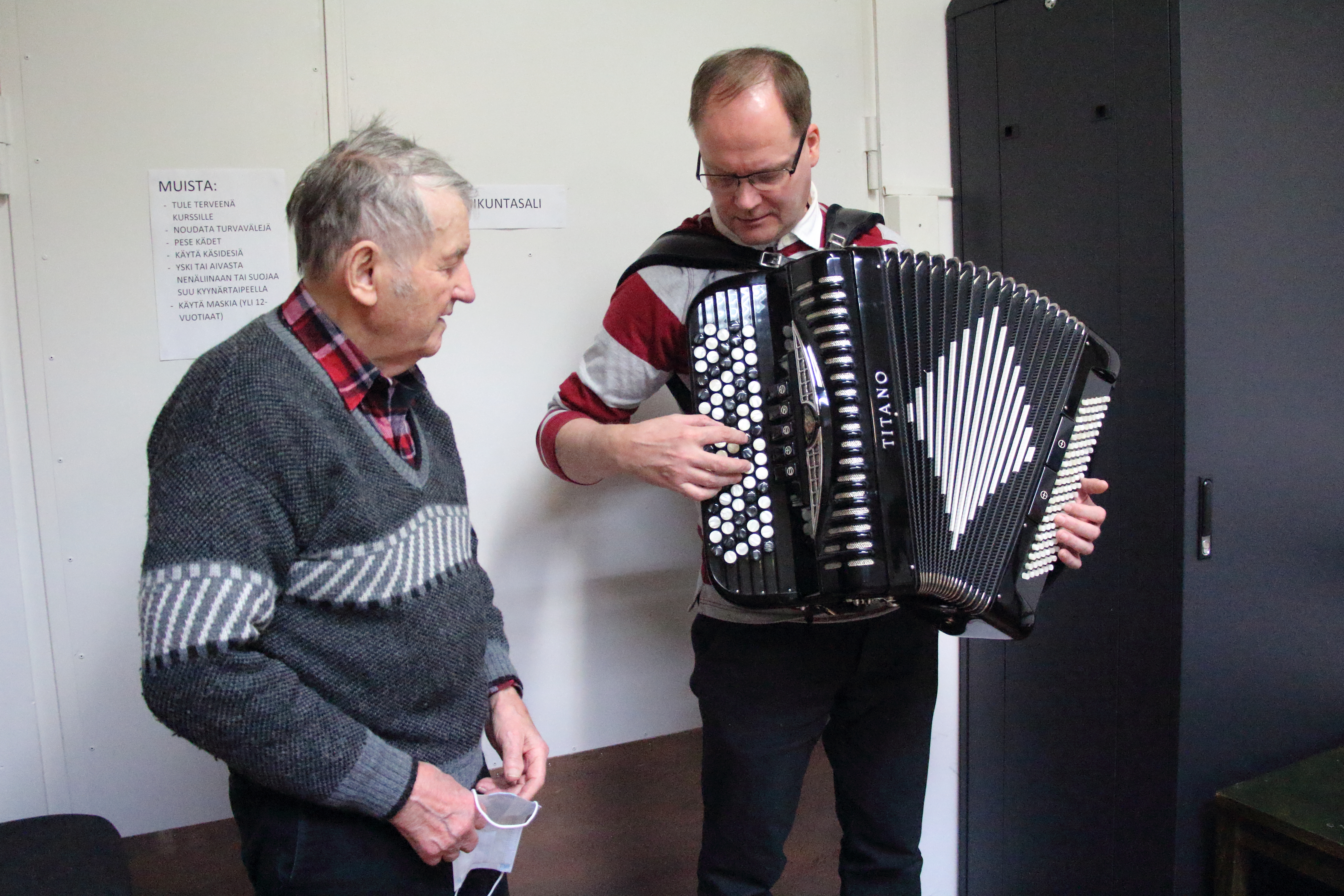 Titano-harmonikka matkasi Merijärveltä Oulaisiin, soittamatta jäänyt soitin pääsee harmonikkakurssilaisten käyttöön