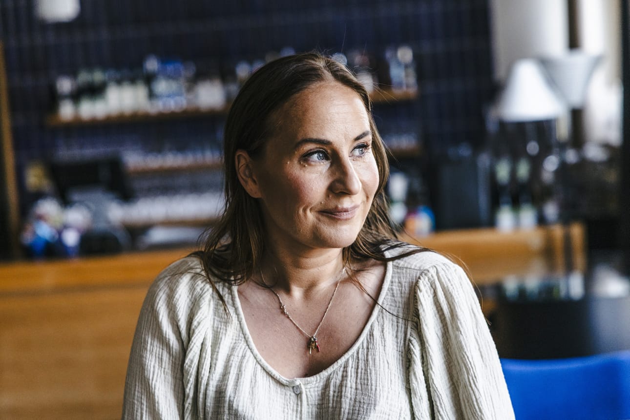 Kiia Laine muutti Rovaniemelle Helsingistä. Teatterinohjaajana hän on työskennellyt ympäri Suomen.