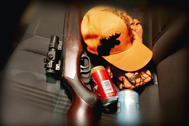 Poliisi valvoo metsästystä suunnitelmallisesti. Poliisin mukaan valvonnassa tulee ilmi muun muassa aseiden kuljettamista ilman suojapusseja ja ladattuina. Poliisin mukaan jonkin verran on haasteita myös siinä, että metsällä ollaan juovuksissa. Aseet ja alkoholi eivät kuulu yhteen, poliisi painottaa. KUVITUSKUVA: JOUKO HÄNNINEN