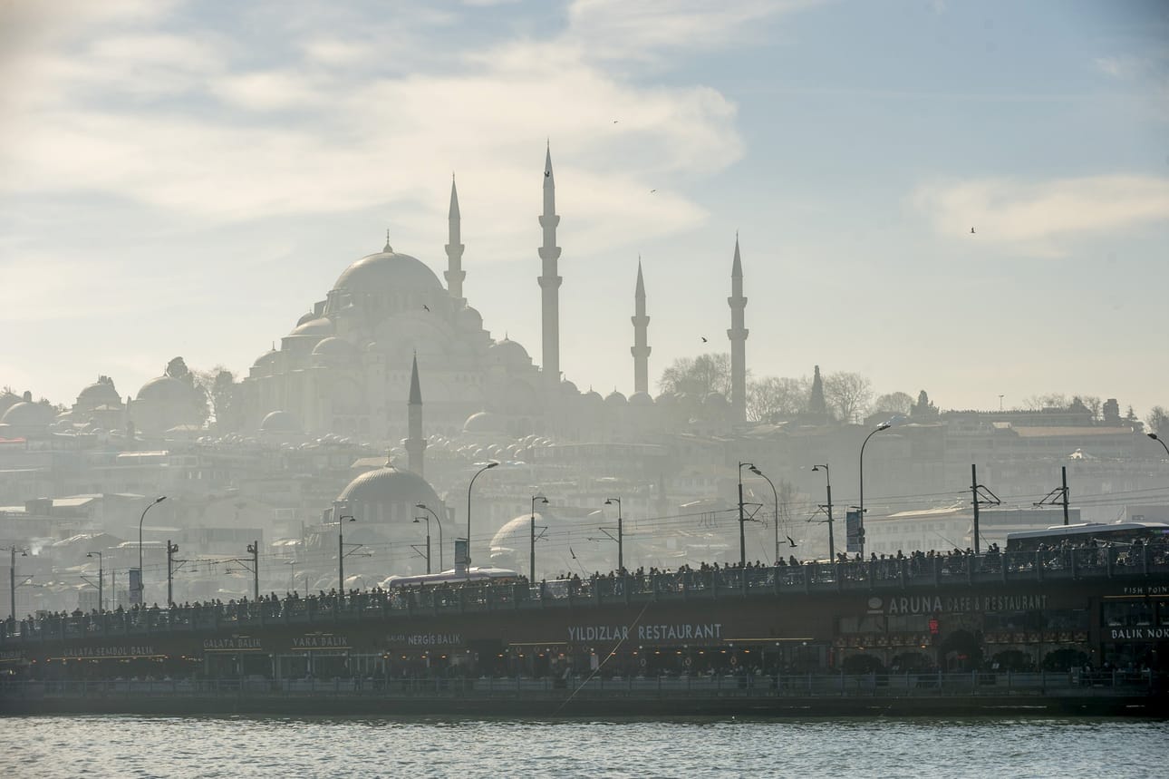 Turkin liiran romahdus on tehnyt maasta aiempaa edullisemman lomakohteen ulkomaisille turisteille. Kuva Istanbulin Bosporinsalmelta.