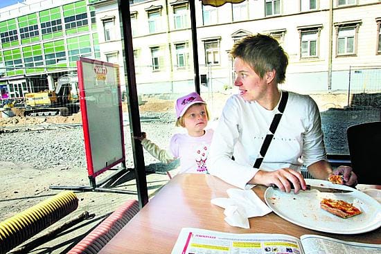 Fanni Niemelä,4, ja Anni Savolainen ovat tulivat pitsalle kävellen, sillä autolla ei pääse Torikadulle. Savolaisen mukaan karski ikkunanäkymä vähentää viihtyvyyttä.