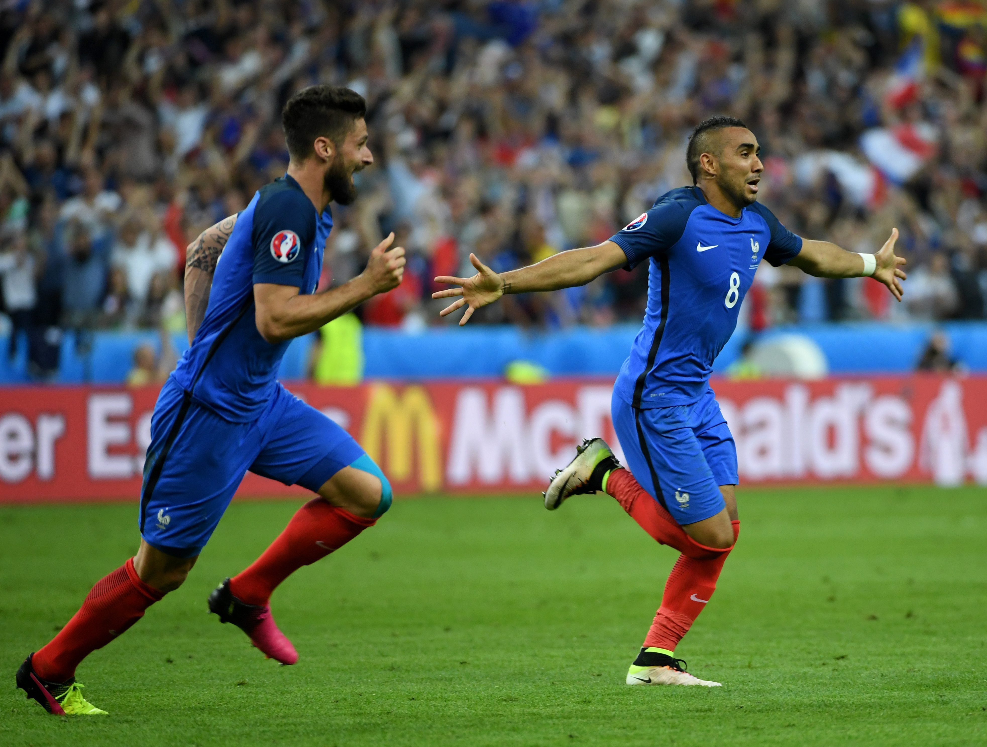 Dimitri Payet (oik.) tuuletti voittomaalia.