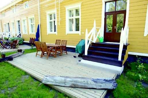 Pihapiiri. Entisessä varastorakennuksessa toimiva sahamuseo ja vanhoihin konttorirakennuksiin saneeratut rivitalot muodostavat viehättävän kokonaisuuden, jota ohikulkijatkin käyvät ihailemassa.