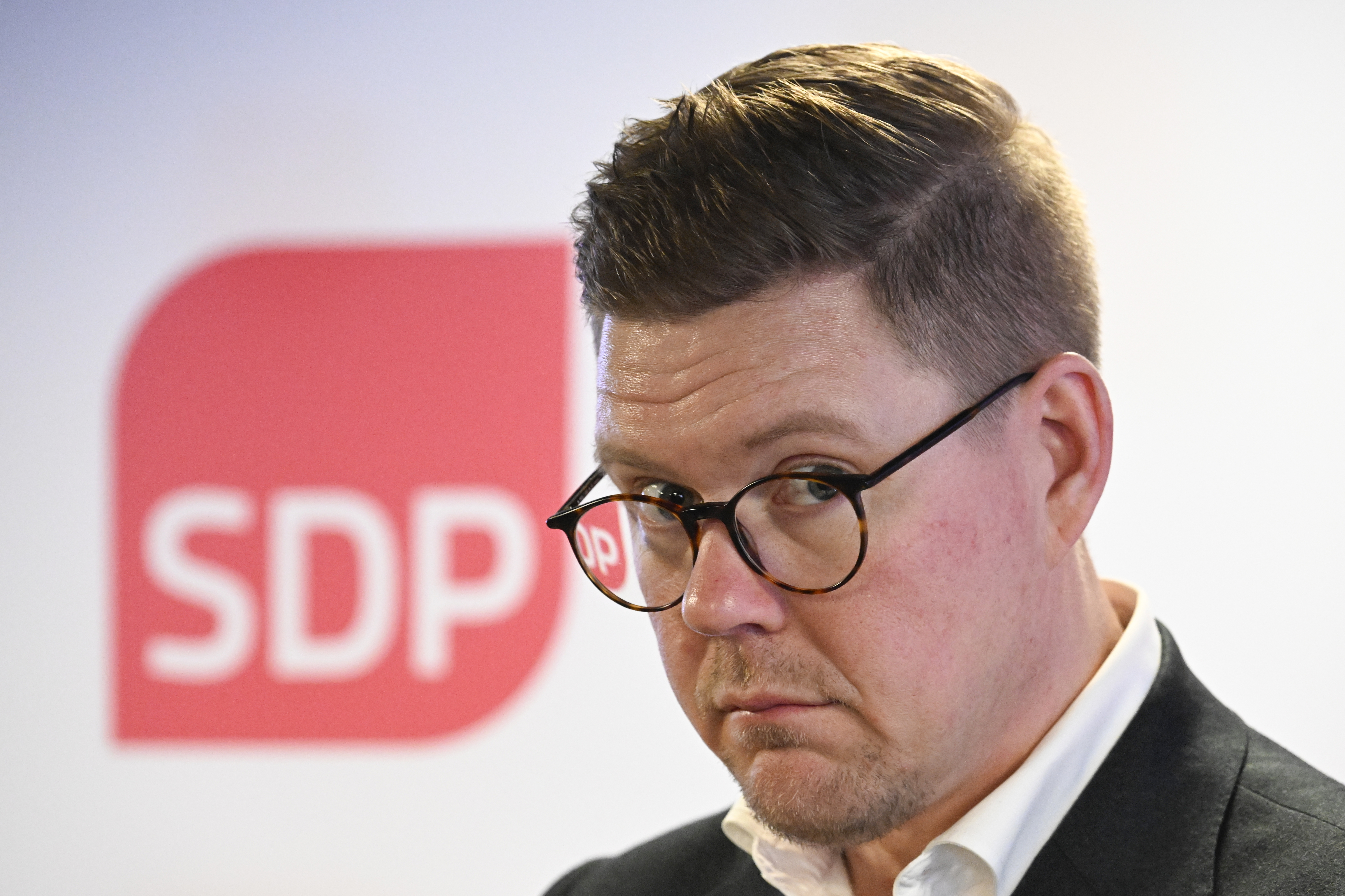 SDP kokoontui puoluevaltuuston kokoukseen, Lindtman ilmoitti välikysymyksestä