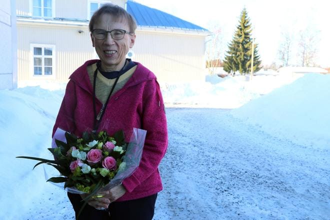 Järvi-Pohjanmaan terveyskeskuksen apulaisylilääkäri Leena Uusitalo sai Järviseutu-lehden naistenpäivän ruusut.