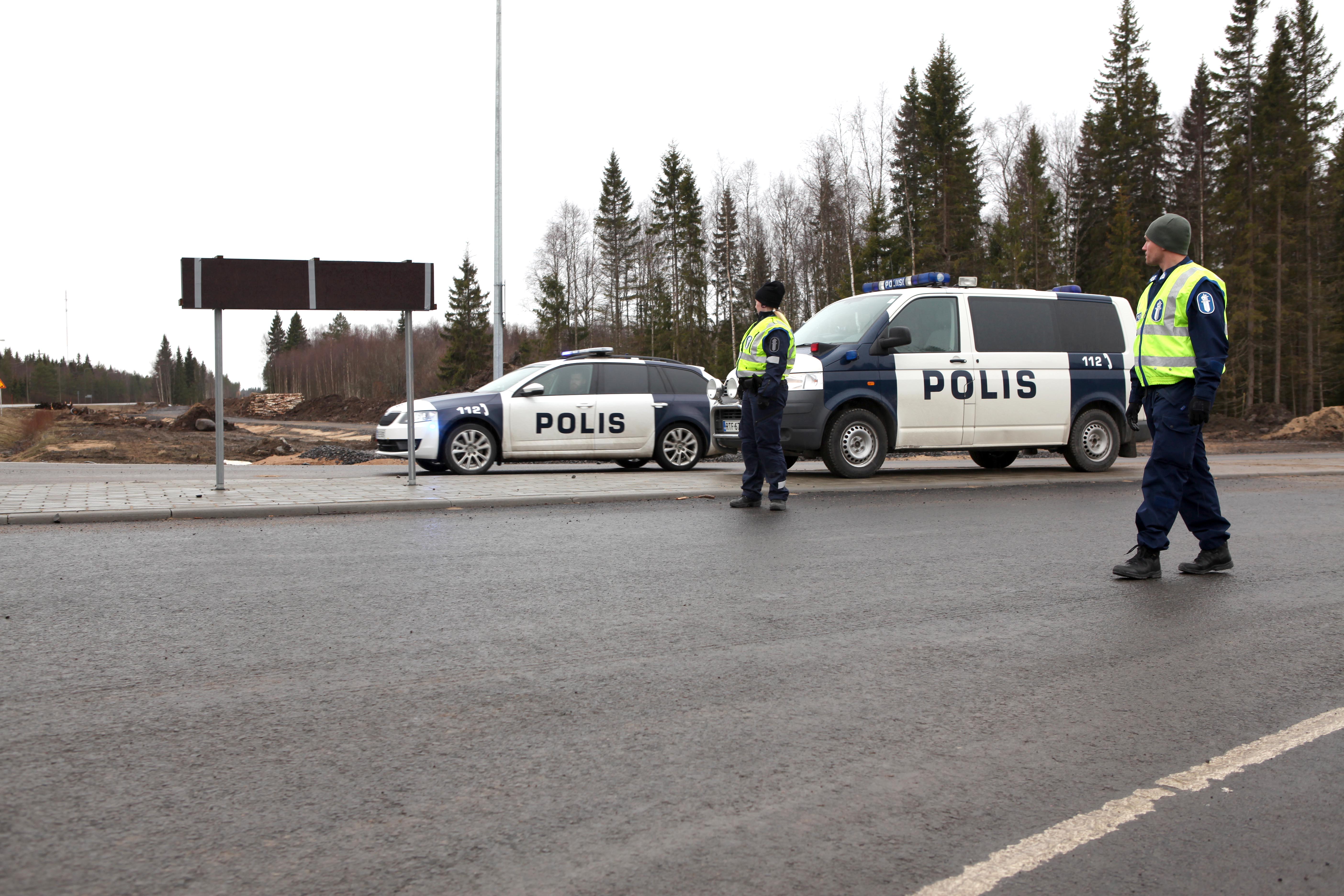 Poliisi sulki ydinvoimalatyömaalle vievän yhdystien torstaina. Arkistokuva.
