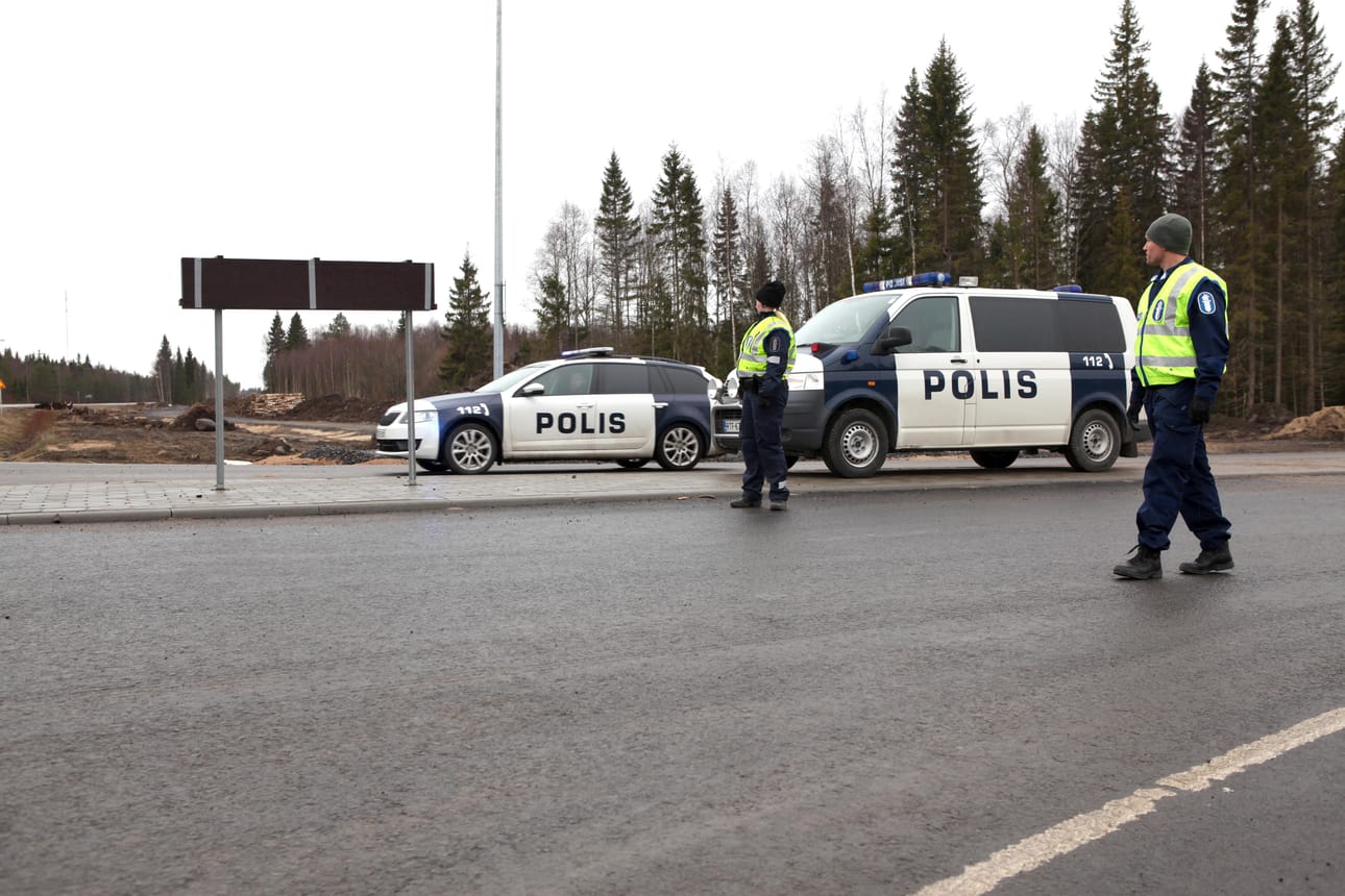 Poliisi sulki ydinvoimalatyömaalle vievän yhdystien torstaina. Arkistokuva.