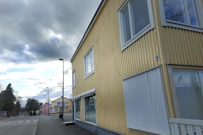 Kauppakatu 14 on viimeinen Mooses Salon piirtämistä kuudesta rakennuksesta Alajärven keskustassa. Keltaisen liike- ja asuintalon omistaja Juhani Salo toivoo, että Kirkonkylän idylli voisi säilyä. Mooses Salo piirsi kauppaliikkeen myös Sääksjärvelle ennen Amerikkaan muuttoaan. KUVA: SARI HEINILÄ