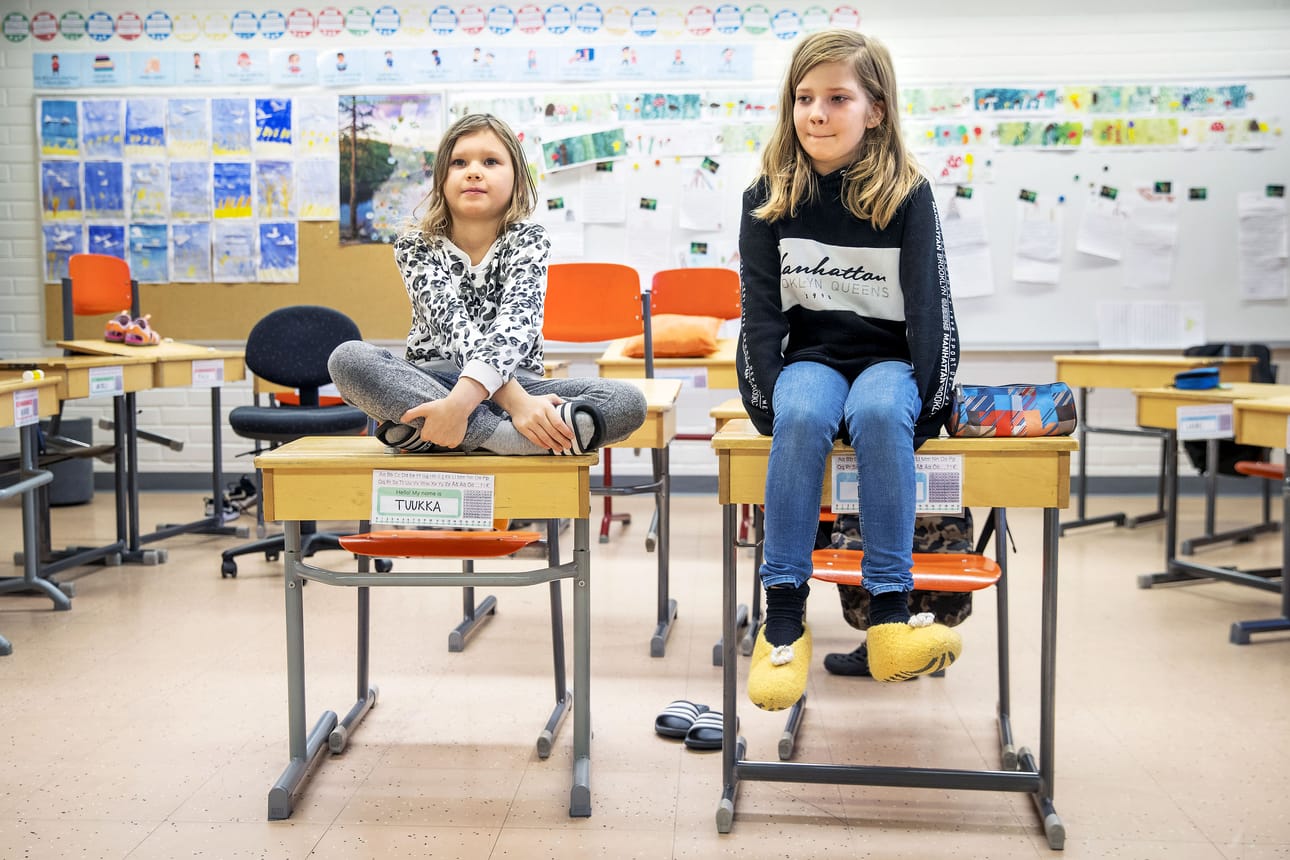 Uusi Rovaniemi kertoi viime viikolla, kuinka Syväsenvaaran koulun toisen luokan oppilaat Oona Alaluusua (vas.) ja Mimmi Haiko järjestivät koulussaan kiusaamisen vastaisen kampanjan.