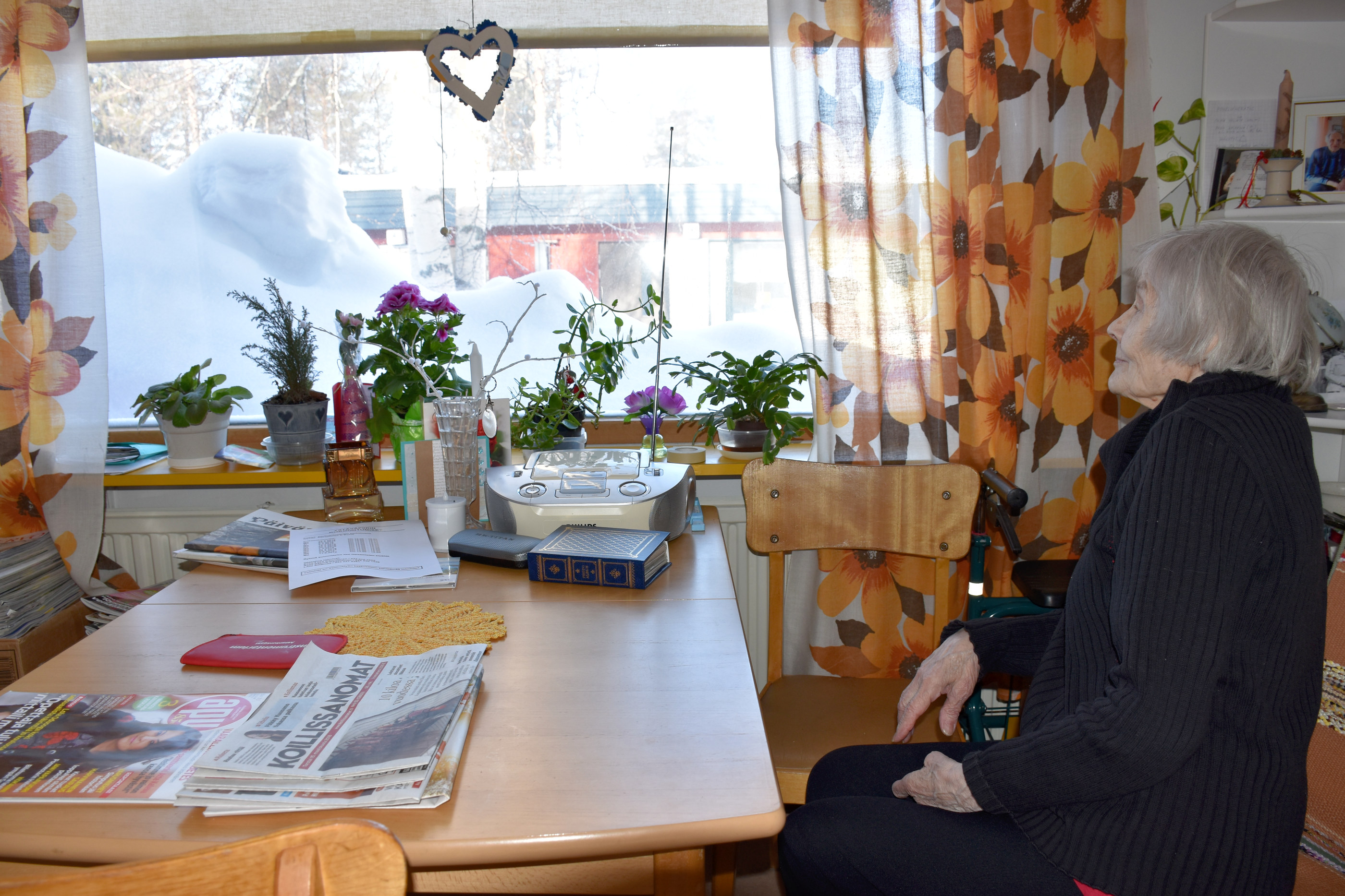 Vanhustentalolla jo noin vuoden asunut Annikki Tuomivaara katselee ulos, ja toteaa, että kyllä tuosta ikkunasta juuri maisemat näkyy, vaikka lumivalli peittääkin osan näkymästä.