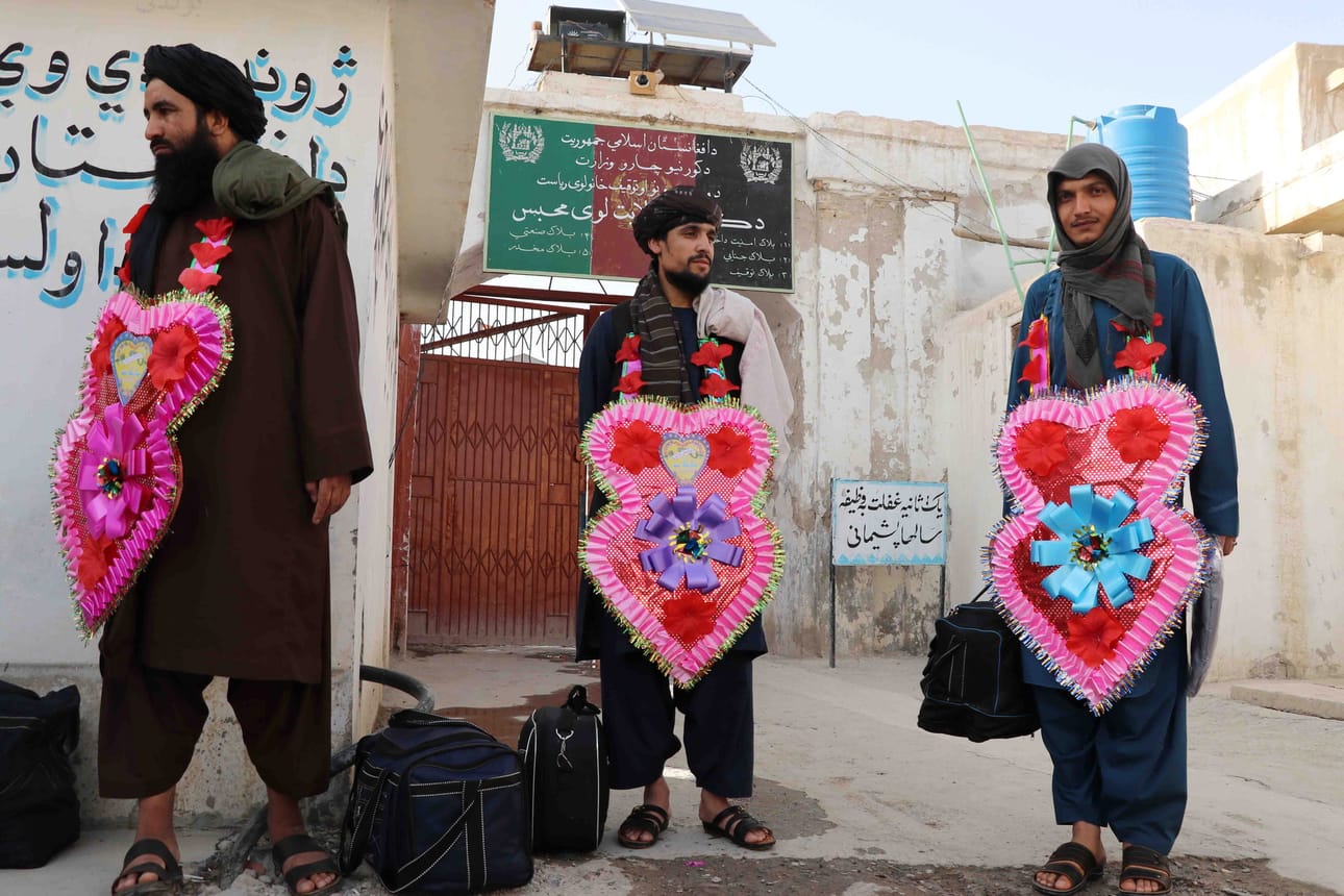 Taliban-vankeja vapautumassa vankilasta Kandaharissa 12. heinäkuuta. Vankien vaihto on osa liennytysprosessia Afganistanin hallituksen ja äärijärjestö Talibanin välillä.