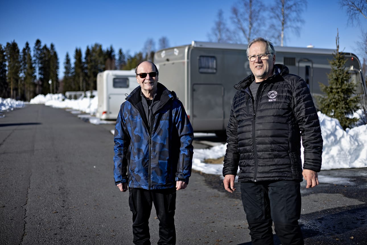 Kuopiolainen Esko Kosunen ja Uuraisten kunnassa asuva Matti Mäkinen ovat tutustuneet toisiinsa matkailuautokerhon kautta. Tiivis neljän autokunnan karavaanariryhmä vierailee Keskisen karavaanarialueella useita kertoja vuodessa.