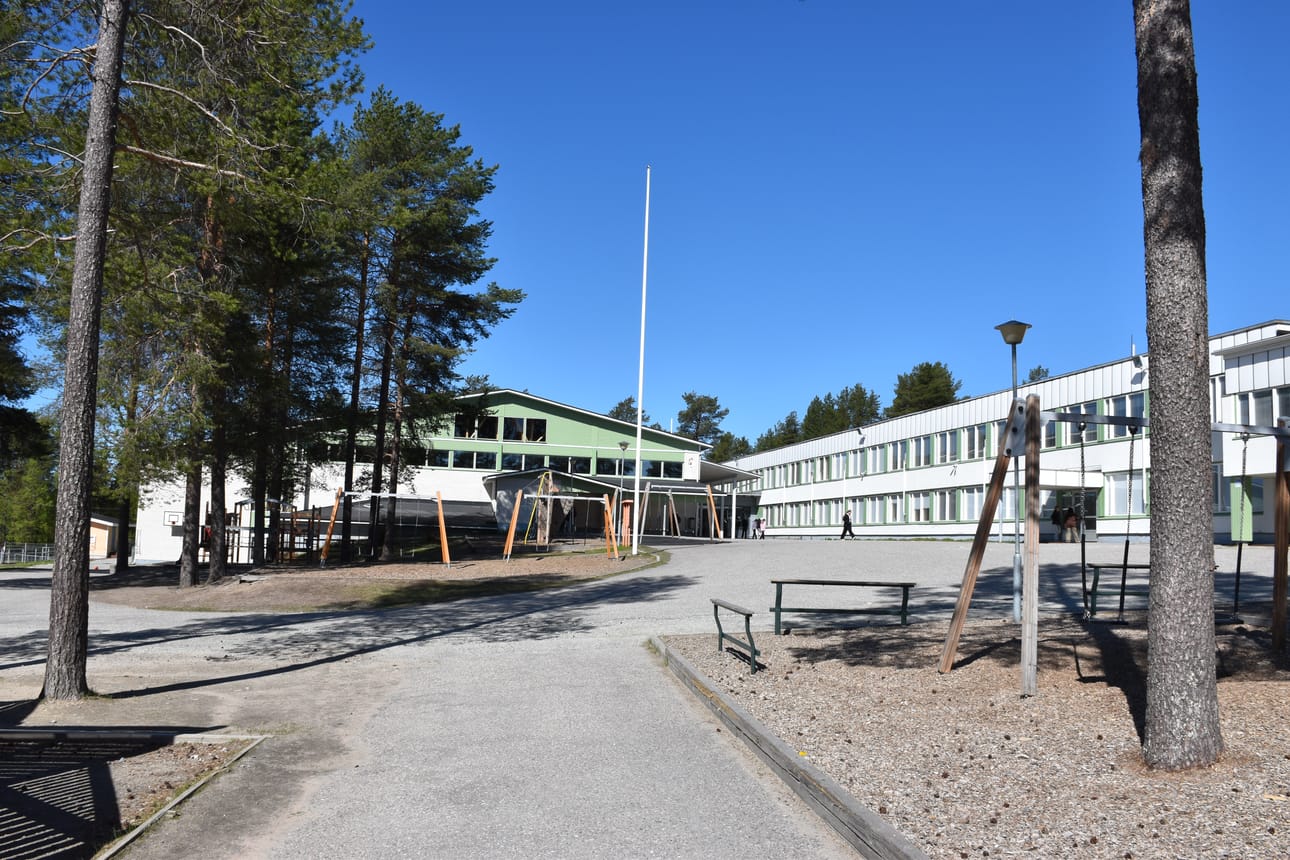 Posiolle jo useampia vuosia suunnitteilla olleen uuden koulukampuksen rakentamiseen päästään ensi syksynä. Ensimmäisessä vaiheessa rakennetaan uusi alakoulu, joka tulee lukiorakennuksen jatkeeksi, kuvassa pihalla olevien liikuntavälineiden ja keinujen kohdalle. Oikealla on nykyinen peruskoulun kiinteistö.
