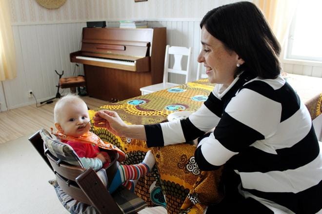Kun Kati Keski-Mäenpää muutti perheineen Etiopiaan, Alina oli saman ikäinen kuin nyt ruokailuhetkestä nauttiva Alma, seitsemän kuukautta. KUVA: TARJA RIIHIMÄKI