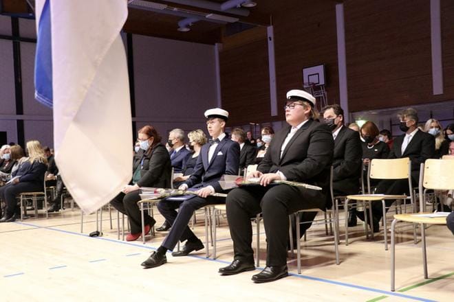 Pekko Korkea-aho ja Joonas Keisala lakitettiin ylioppilaiksi Alajärven lukiossa perjantaina. KUVA: JOHANNA KATAJA