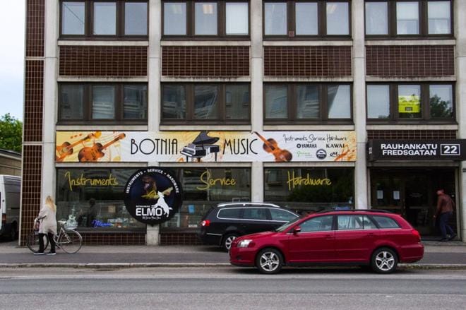 Yrittäjien onneksi liikkeiden näyteikkunat säästyivät ehjinä. Molemmat liikkeet jatkavat murron jälkeen toimintaansa normaalisti. KUVAT: LOTTA MIKKILÄ