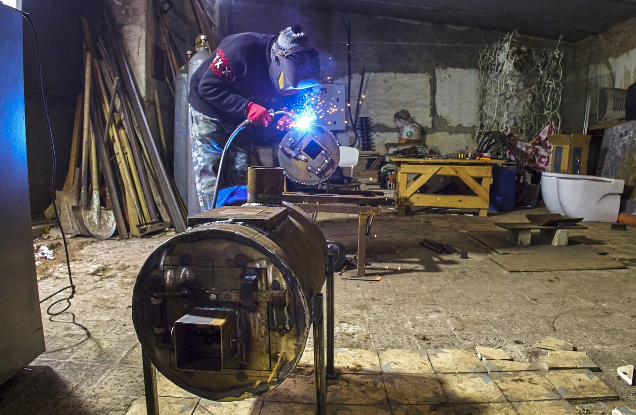 Vapaaehtoiset ovat valmistaneet muun muassa liikuteltavia uuneja talvea varten.